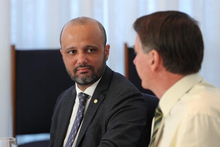 Deputado de Goiás propõe dar poderes à Bolsonaro semelhantes aos concedidos à Chaves e Maduro