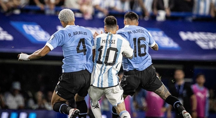 Uruguai Bate A Campeã Do Mundo Argentina Que Perde A Primeira Nas