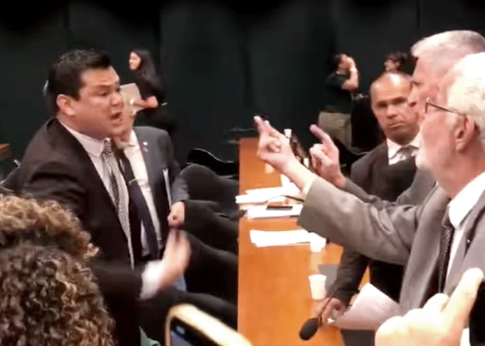 Sem provas, deputado acusa ministérios de ligação com crime organizado e provoca bate-boca com Silvio Almeida