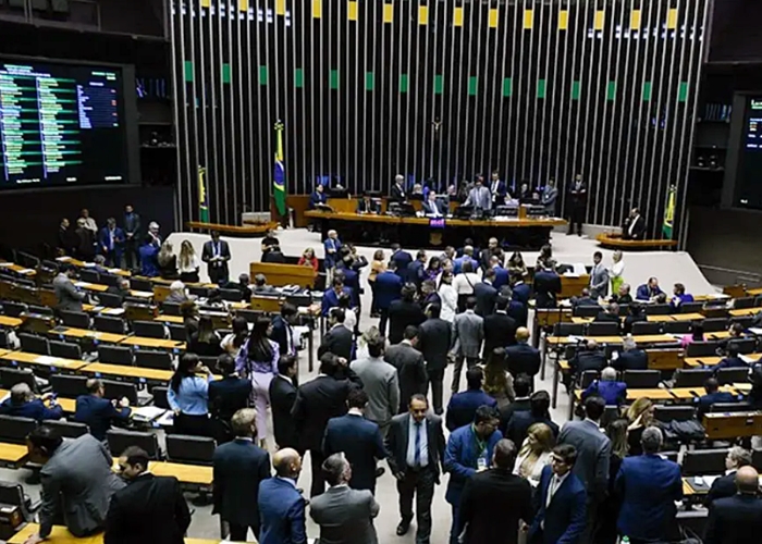 Congresso derruba veto de Lula e acaba com ‘saidinha’ de preso para visitar família